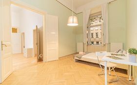 Cozy Apartment In The Heart Of Budapest, 5 Bedrooms